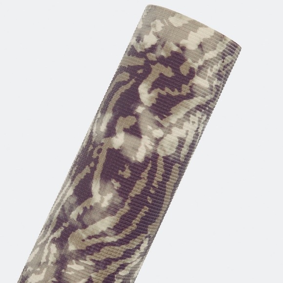 Fabletics - The Essential Yoga Mat: Smokey Runyon - Picture 4 of 5